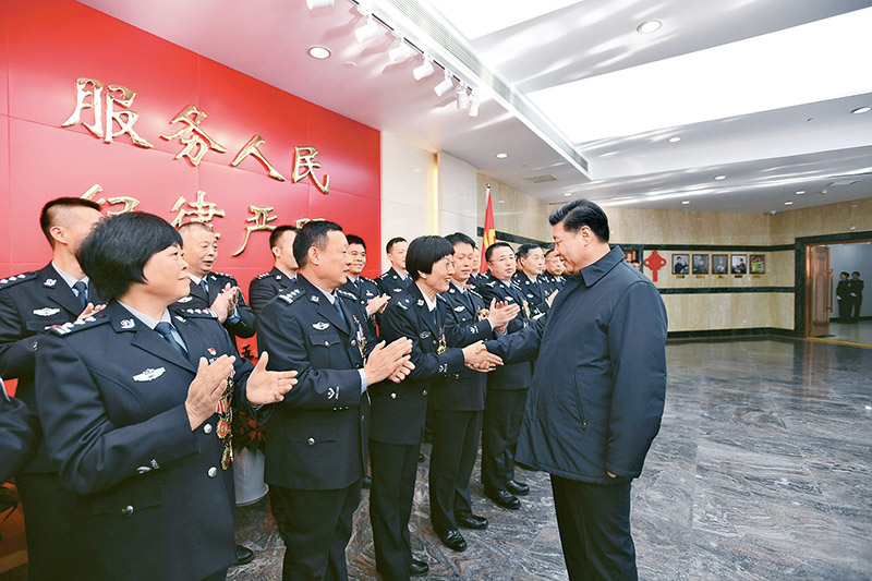 2019年2月1日，習(xí)近平總書記在北京看望慰問基層干部群眾，考察北京冬奧會、冬殘奧會籌辦工作。這是1日上午，習(xí)近平在北京市公安局，同公安英模和干警代表一一握手，向全國廣大公安干警致以新春祝福。