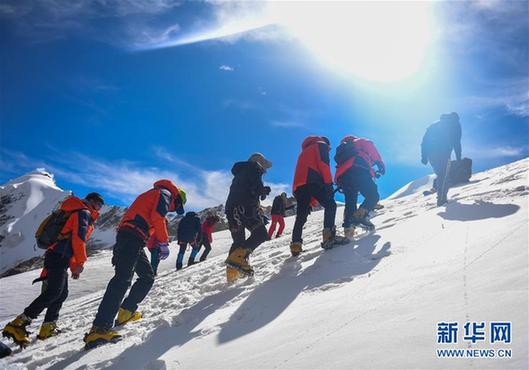 （体育）（1）西藏：登山爱好者进行冰雪技术训练准备冲顶洛堆峰（配本社同题文字稿）