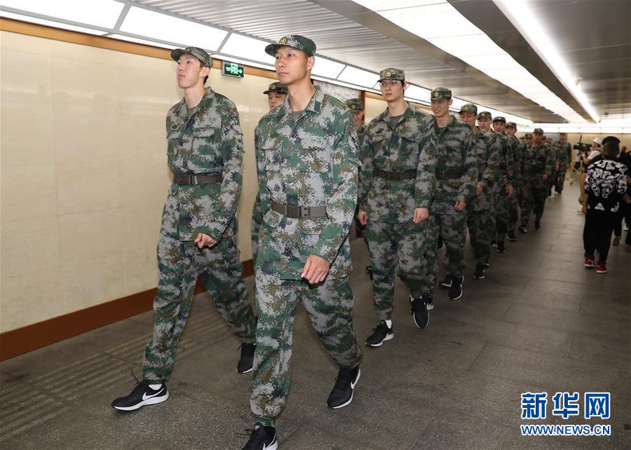 （体育）（5）篮球——中国男篮集训队观看升国旗仪式