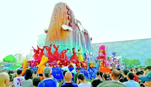 □记者李勇报道10月2日，参加庆祝中华人民共和国成立70周年大会游行的彩车在北京奥林匹克公园集中展示，山东彩车“国泰民安”吸引众多游客观赏。　