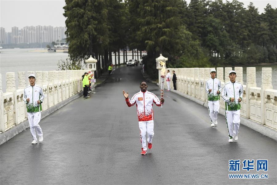 （军运会）（13）军运会火炬传递活动在武汉举行