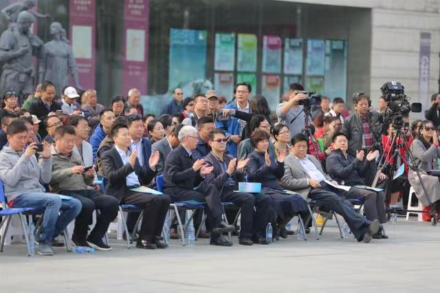 天津市庆祝改革开放40周年优秀广场舞展演举行